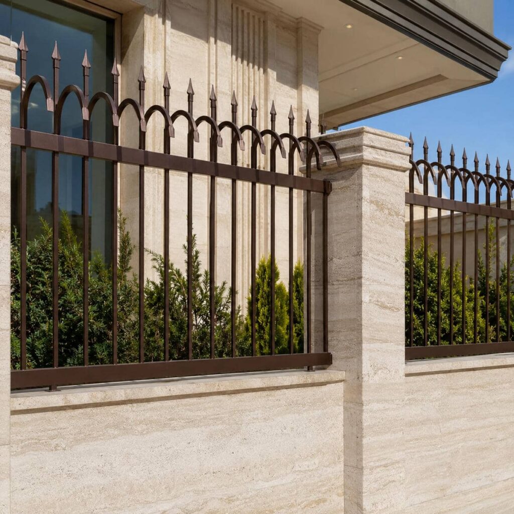 اجرای حفاظ فلزی ردیفی روی تاج دیوار