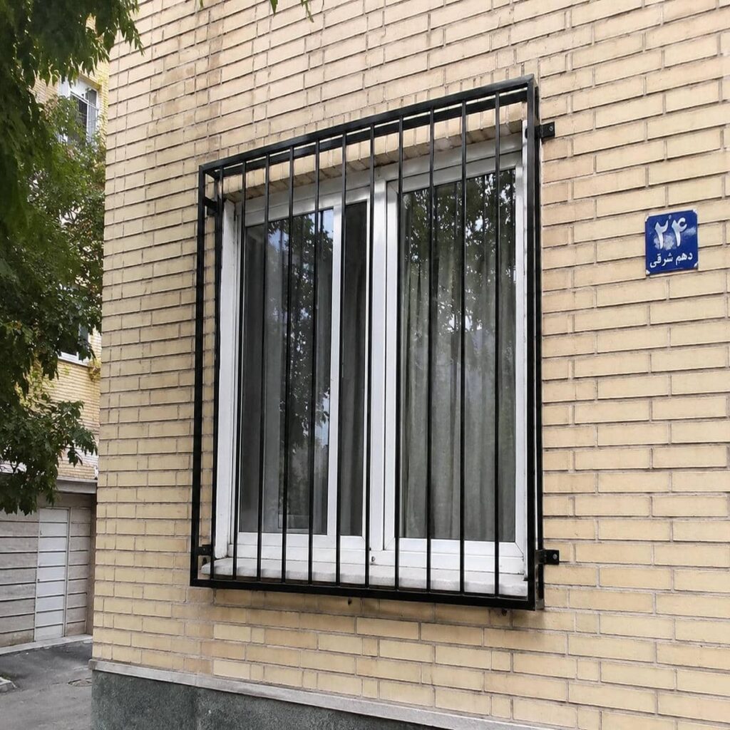 مدل حفاظ پنجره خطی مشکی مات برای قاب روشن ساختمان