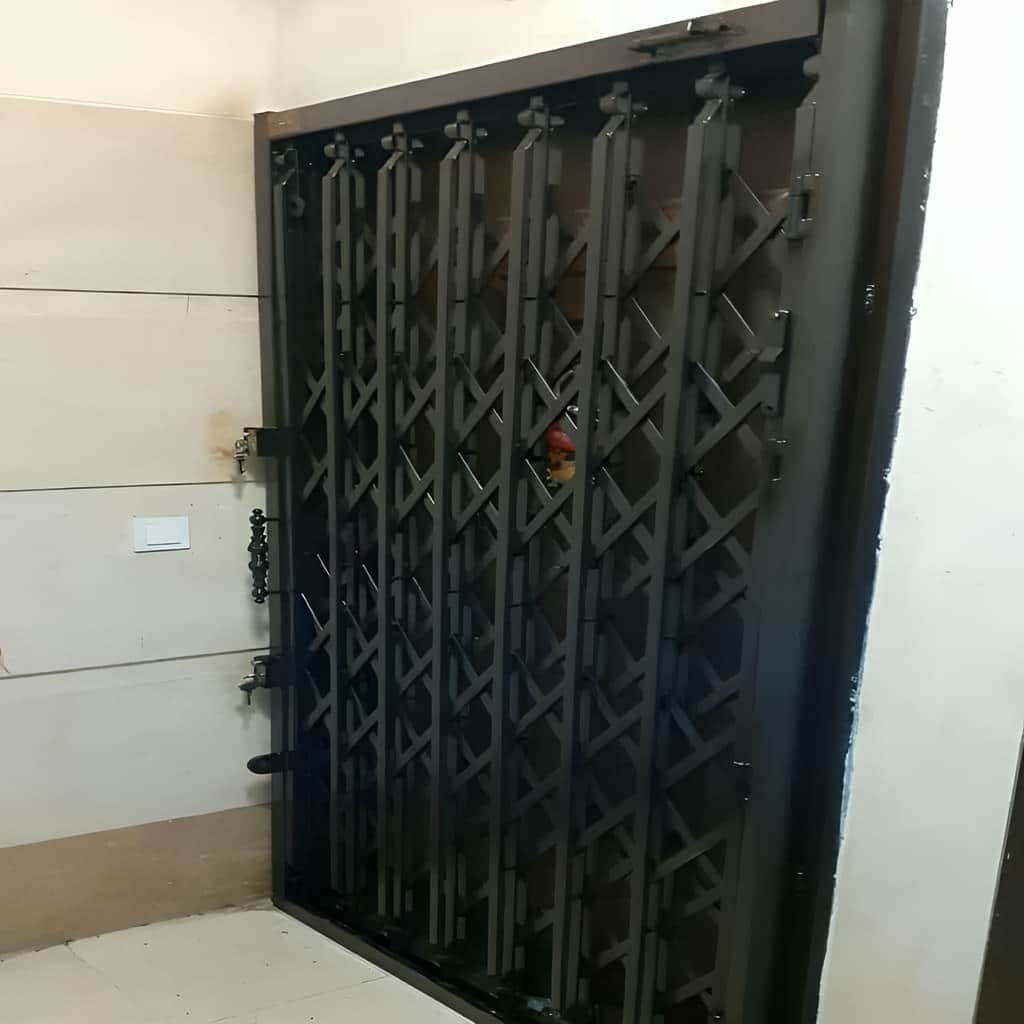 عکس درب آکاردئونی مشکی طلایی