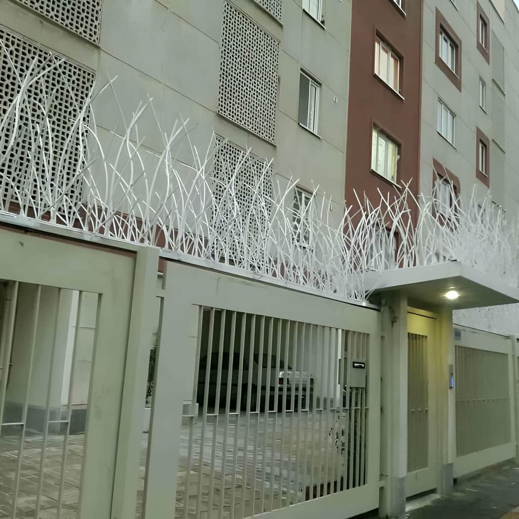 نصب حفاظ آهنی روی دیوار منزل