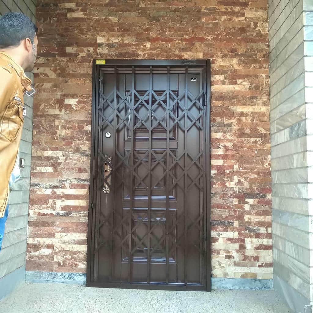 تأثیر ابعاد و جنس در قیمت درب آکاردئونی تهران