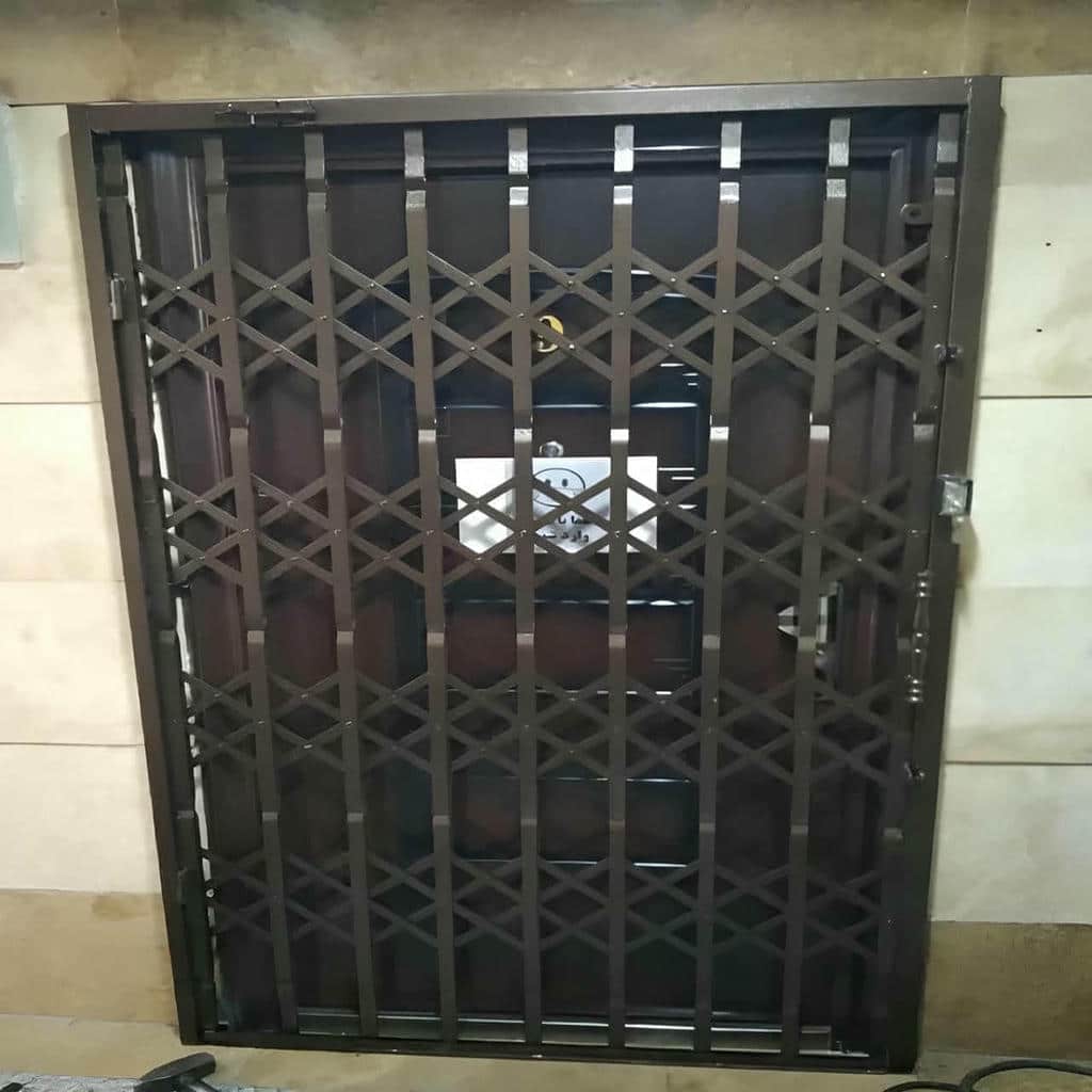 حفاظ اکاردئونی فلزی پشت درب منزل