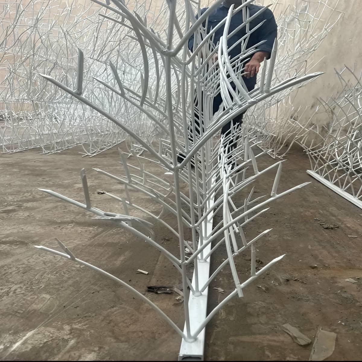 تفاوت حفاظ شاخ گوزنی با سایر مدل های نرده روی دیوار
