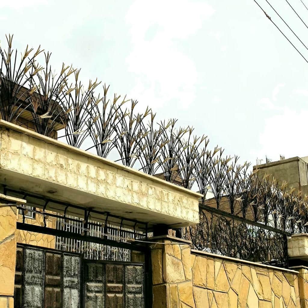 نرده روی دیوار لیلیوم