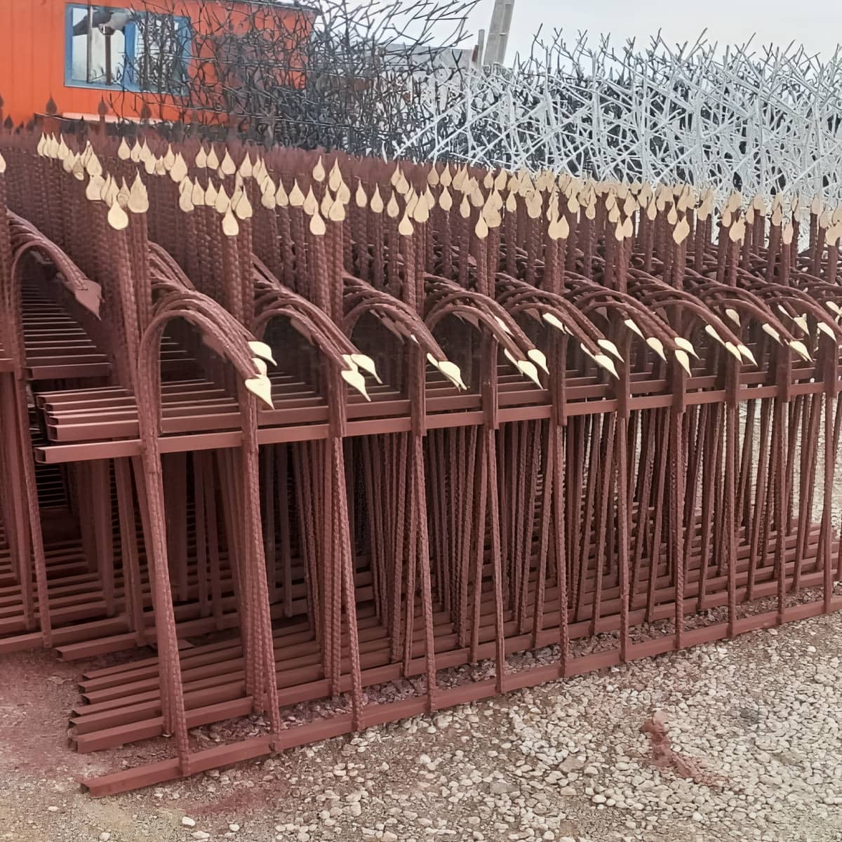 قیمت حفاظ سرنیزه ای روی دیوار