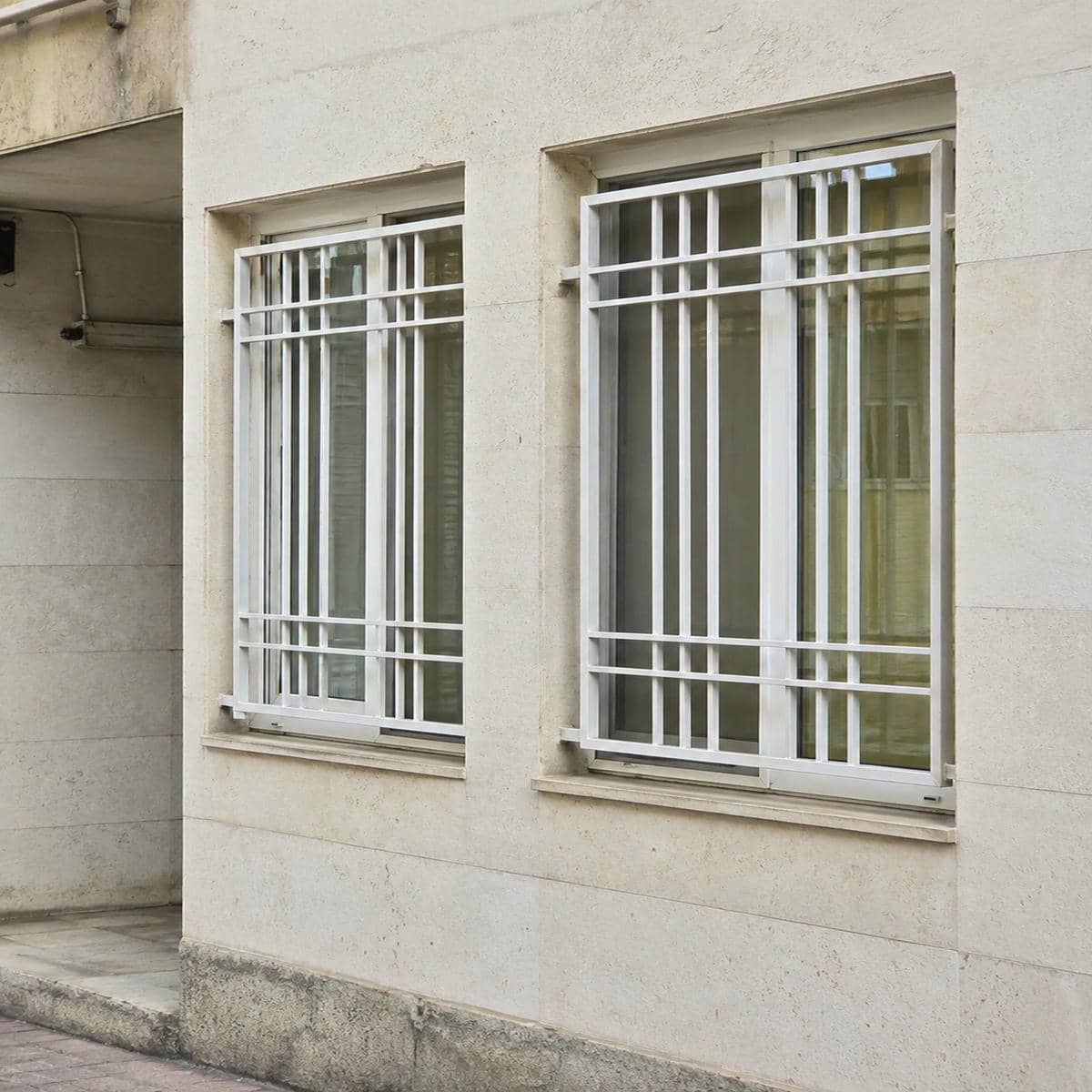 حفاظ پنجره نرده ای آهنی ساده