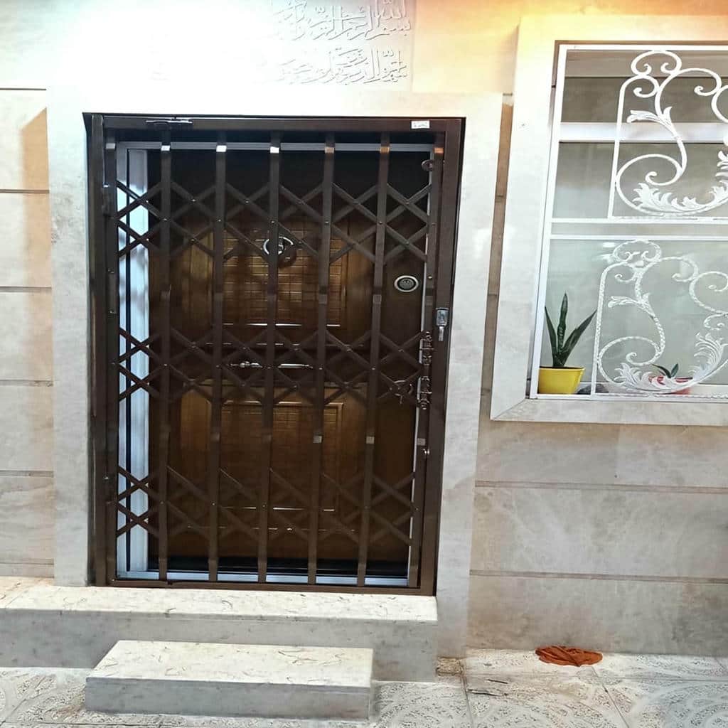 حفاظ متحرک فلزی برای ورودی ساختمان