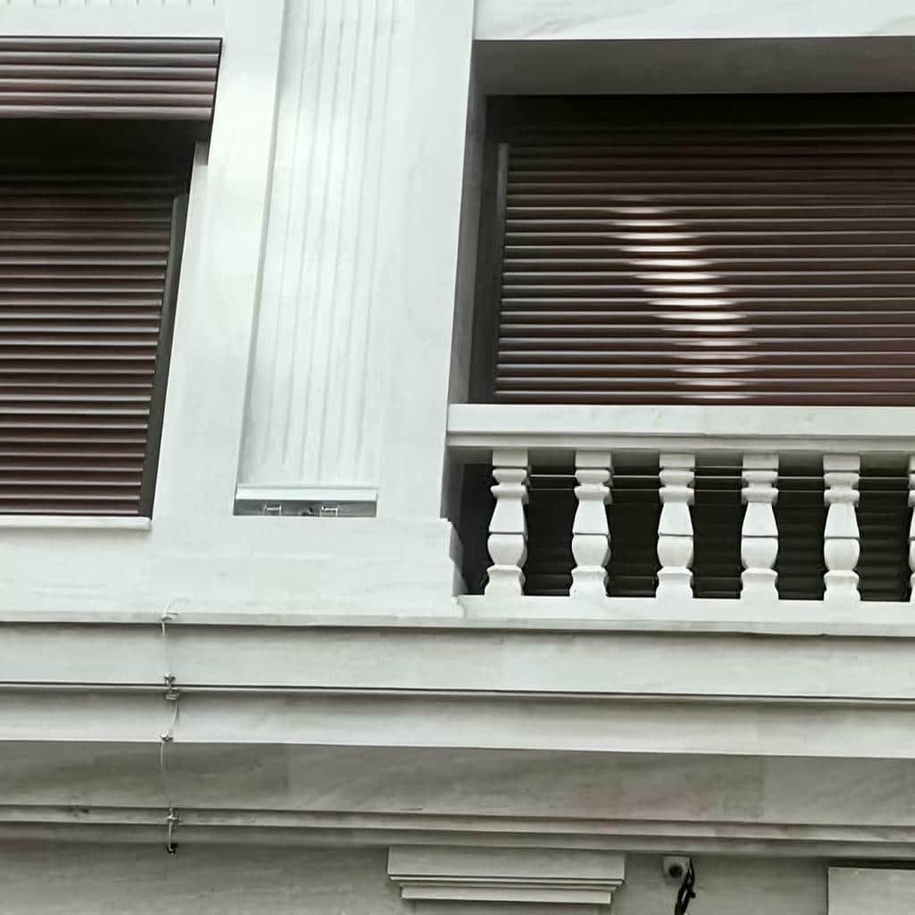 کرکره اتوماتیک ریموت دار برای ورودی ویلای مدرن