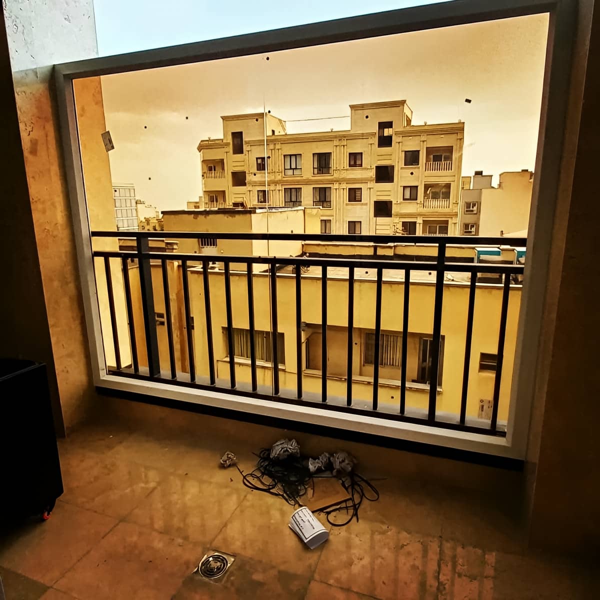 نرده تراس فلزی مدرن ساختمان