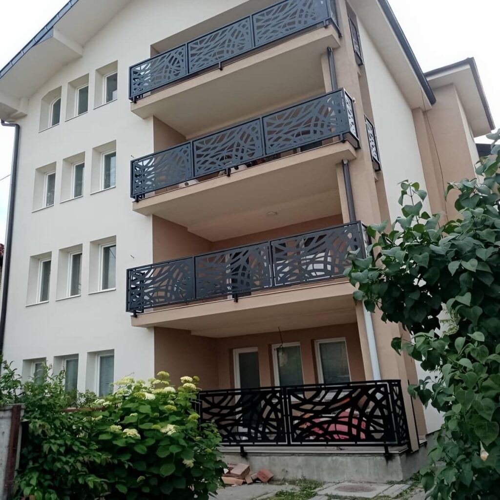 حفاظ بالکن مدرن کنار نمای ساختمان