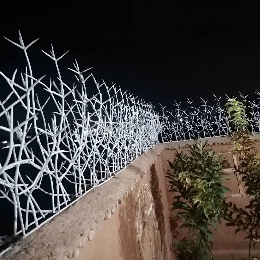 نرده دیوار حیاط مناسب دهانه بزرگ