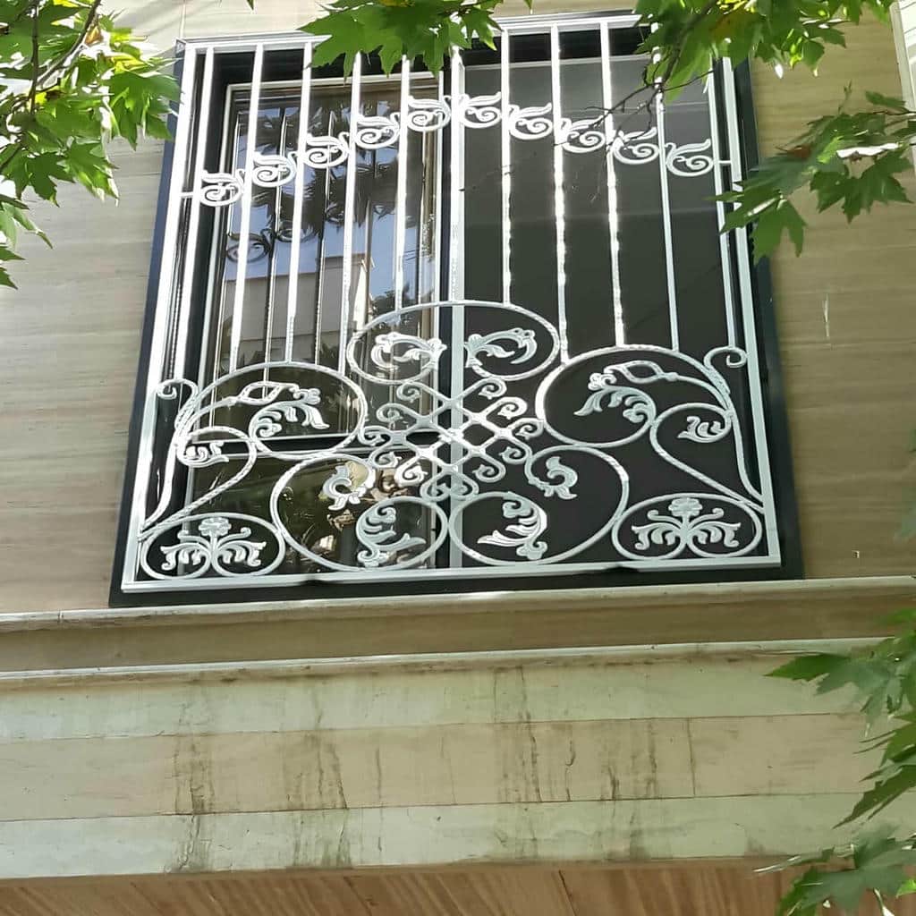 نرده پنجره مدرن برای نمای آپارتمان