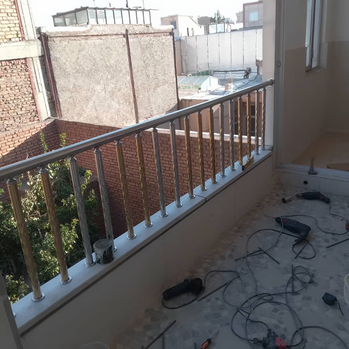نرده پله مدرن با طراحی مینیمال داخلی