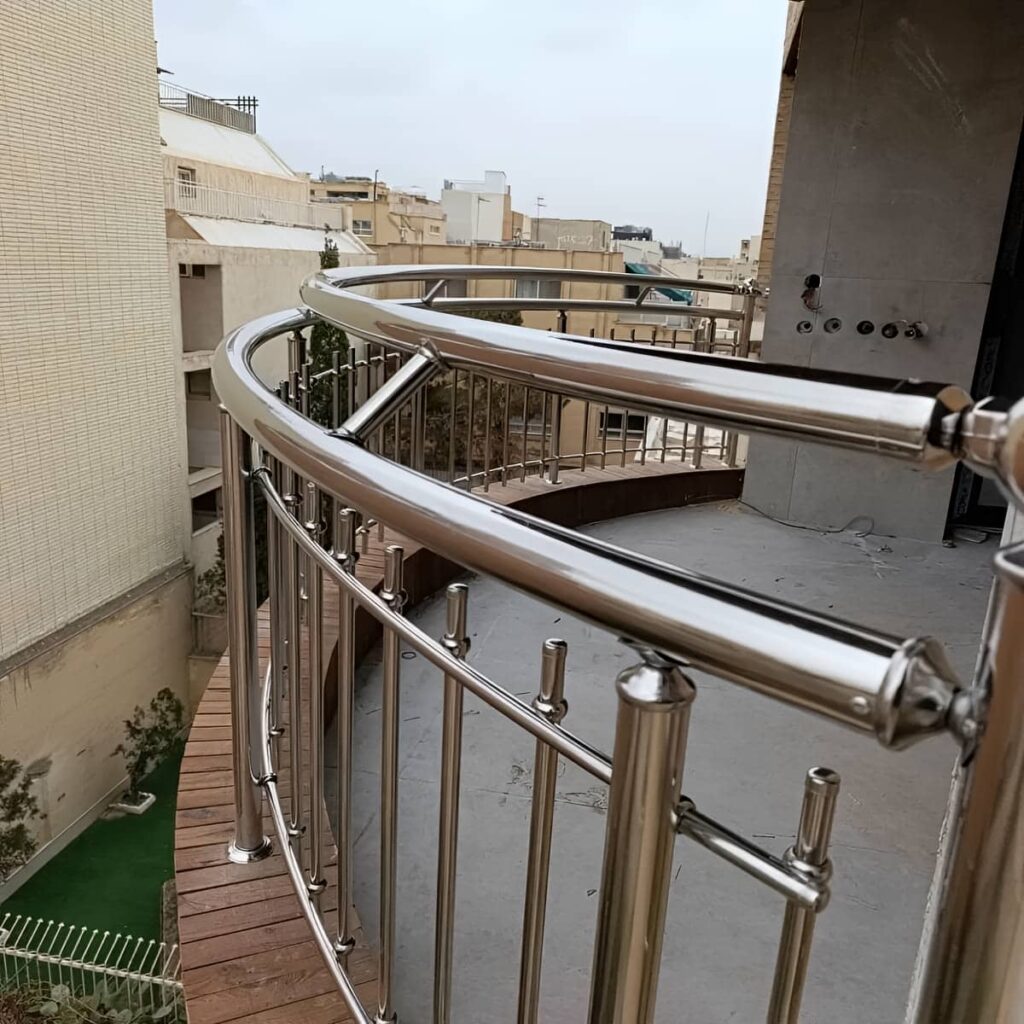 هندریل پله کنار دیوار ساختمان