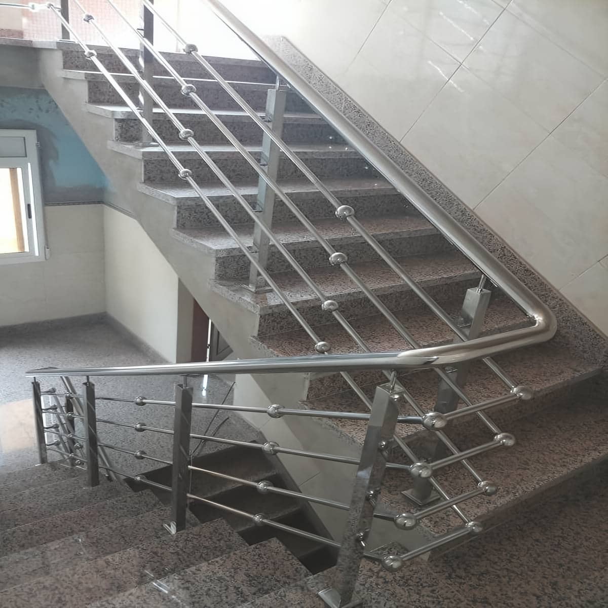 مرکز عرضه و اجرای نرده استیل راه پله برای افزایش امنیت ورودی