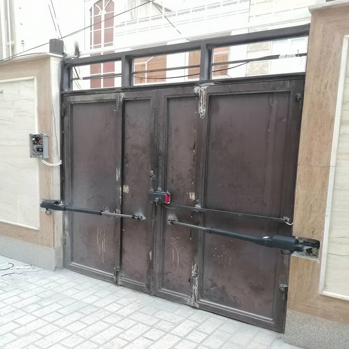 مرکز فروش اپراتور درب پارکینگ برای انتخاب رنگ و طرح هماهنگ با نما
