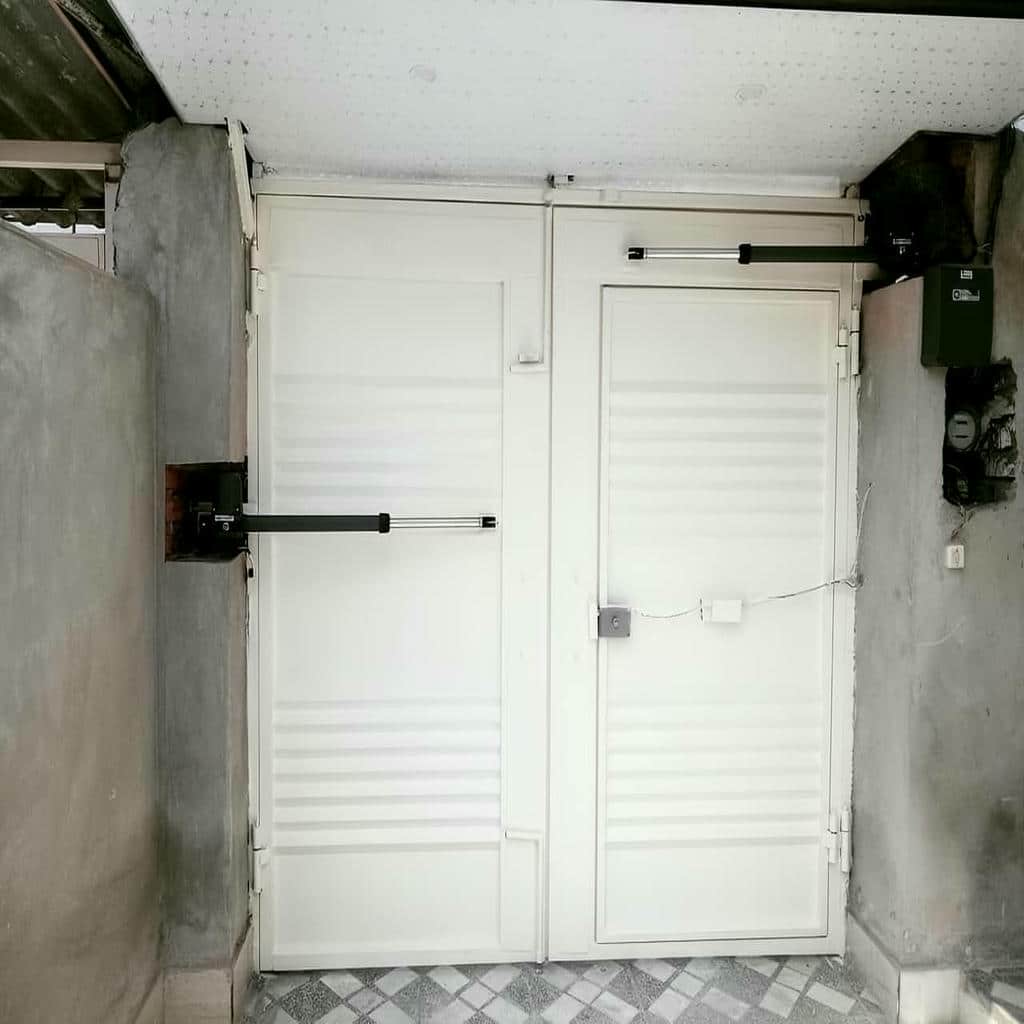 جک دو لنگه در اجرای ورودی ساختمان