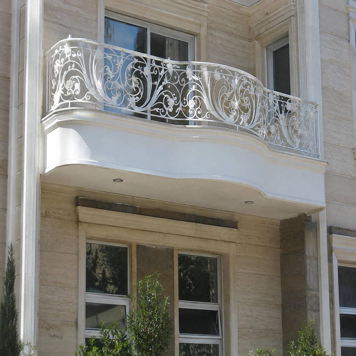 نرده مدرن بالکن شیشه ای با طراحی مینیمال