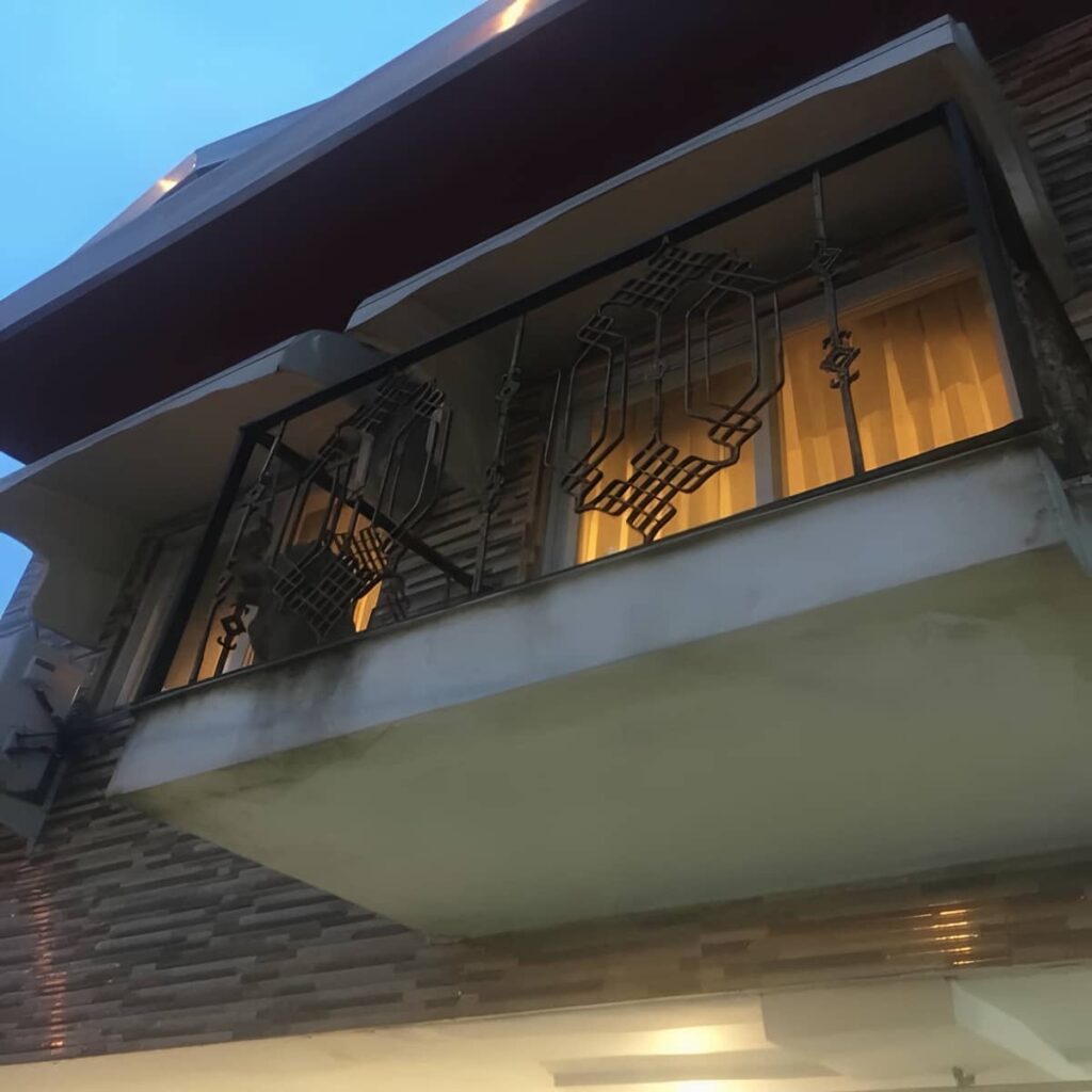 نرده مدرن بالکن در فضای مسکونی