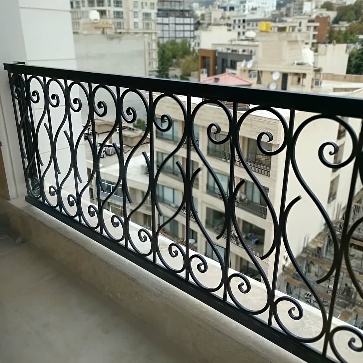 حفاظ راه پله فلزی با دهانه بزرگ