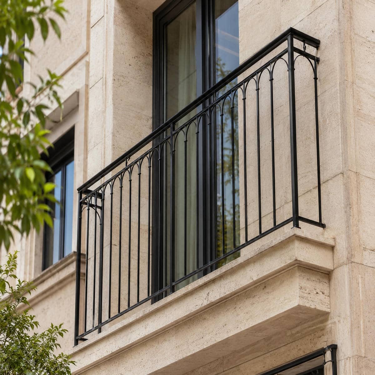 نرده بالکن آپارتمان مدرن با طراحی هماهنگ نما