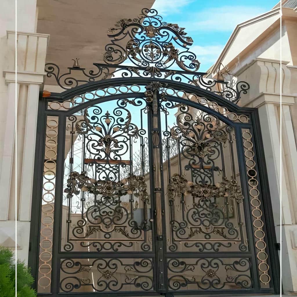 درب حیاط سبز زیتونی با قاب ساده فولادی