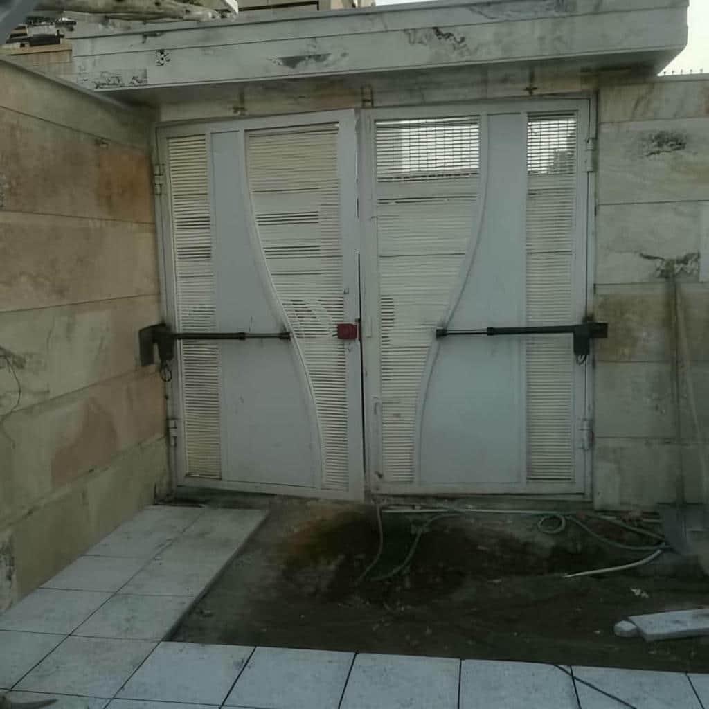 چشمی ایمنی نصب شده کنار دهانه ورودی خودرو چشمی ایمنی نصب شده کنار دهانه ورودی خودرو
